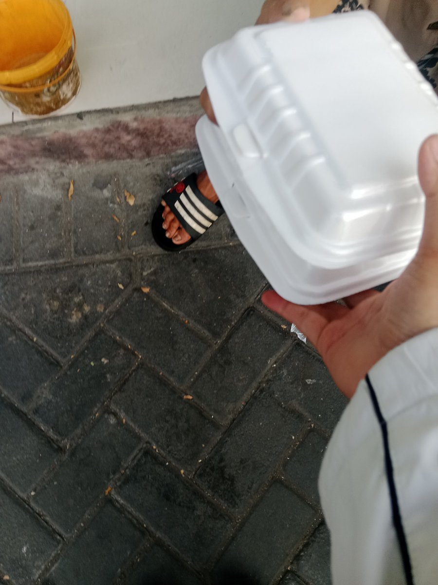 bibbletreasure's tweet photo. Alhamdulillah jumat berkah minggu kemarin sudah dibagikan 3 porsi. 

2 porsinya aku kasihkan ke pengemis soalnya bawa anak, 1 nya lagi aku kasih ke polisi cepek https://t.co/c8a67wQ7L1