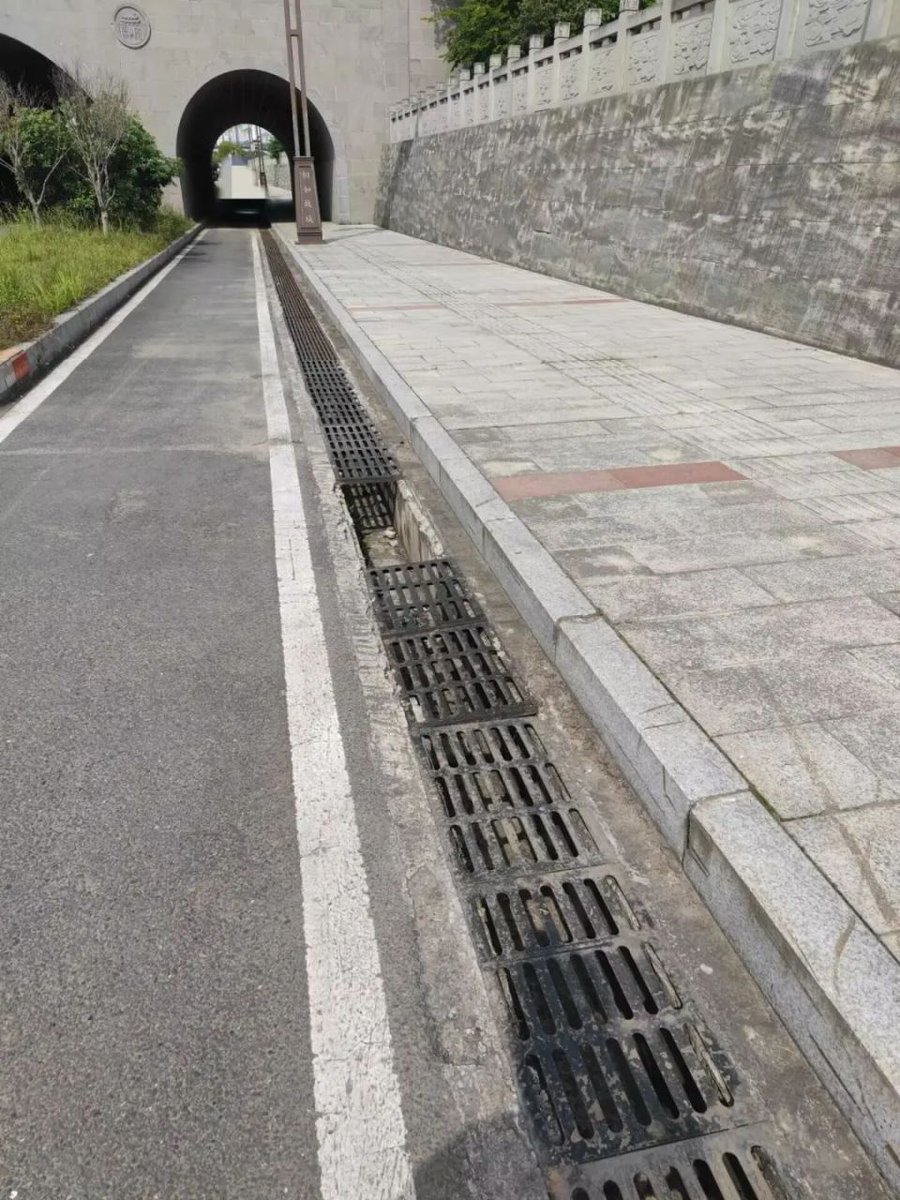 eoe_sf's tweet photo. 道路の角にある排水溝が混雑で詰まっている、通行注意してください！ https://t.co/Nww5CXiRfy