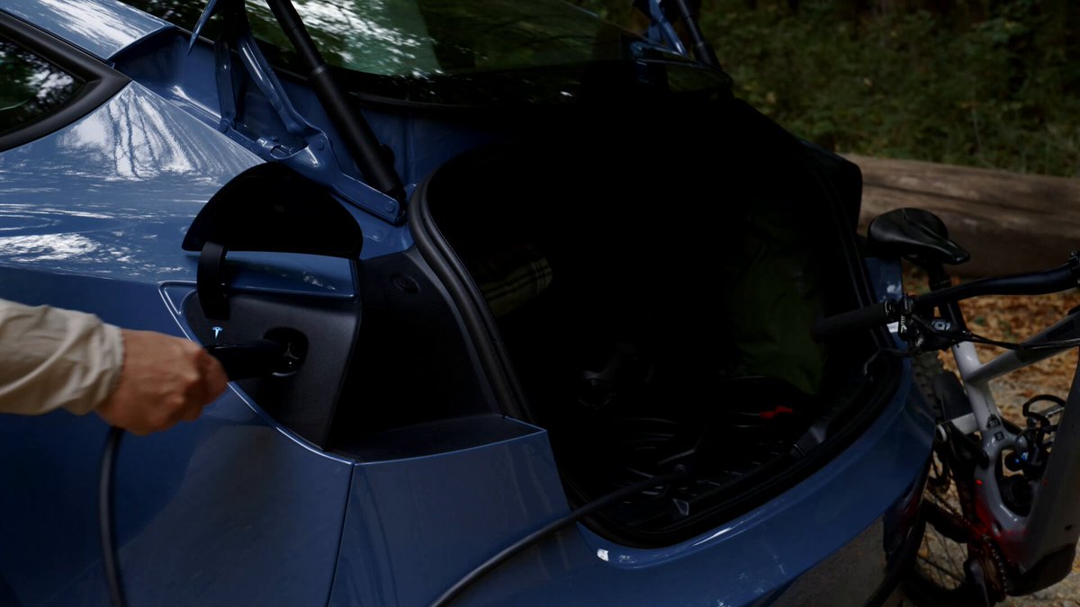 NextChargeDE's tweet photo. 2,4 kW aus der Ladeklappe: Jeder neue Tesla in den USA und Mexiko wird per Powershare zur Steckdose.

Gen-3-Mobile-Connector plus 80-$-Adapter, schon laufen Akkuschrauber, Lampe oder Laptop am Ladeport.

Europa? Noch nicht angekündigt. Die Kabeltrommel bleibt im Kofferraum. 🔌 https://t.co/ac2tDD56e5