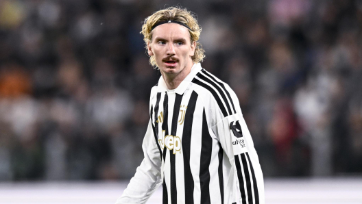 Infofatti's tweet photo. #Woltemade, altro che flop: il gigante alla guida della #Juve. Per #Spalletti ora è intoccabile
Dopo il successo a Lecce, i bianconeri si aggrappano al tedesco per il bis contro il Genoa. Non solo utile per far segnare #KoloMuani, in Europa League ha già timbrato tre volte https://t.co/sYydTUvWrb