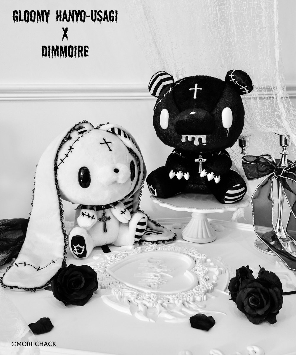 _DimMoire_'s tweet photo. 🖤🤍ɢʟᴏᴏᴍʏ･ʜᴀɴʏᴏ-ᴜꜱᴀɢɪ × ᴅɪᴍᴍᴏɪʀᴇ🤍🖤

待望のコラボレーション第3弾⋯！

グルーミー＆汎用うさぎとの特別なコラボぬいぐるみが登場🖤⋆͛*͛

DimMoireの世界に迷い込み、
ダークでパンクな姿に大変身💭

公式通販11/5 18:00
取扱店舗11/7~
#gloomybear #グルーミー #汎用うさぎ https://t.co/DTXcIQdsLz