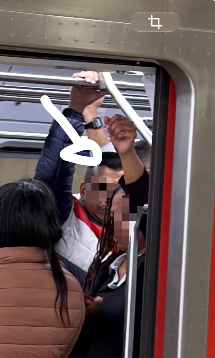 DiariodaCPTM's tweet photo. Atenção aos passageiros na estação Palmeiras-Barra Funda!

Hoje, quando eu ia desembarcar na estação Palmeiras-Barra Funda, vindo pela Linha 7-Rubi, quase tive meu celular roubado. Um indivíduo parou na minha frente, bloqueando a passagem, enquanto outro, que estava atrás, tentou puxar meu aparelho do bolso. 

Como já estou atento a esse tipo de situação, segurava o celular com firmeza e o indivíduo não conseguiu levá-lo. Após a tentativa, eles embarcaram na Linha 10-Turquesa, sentido Rio Grande da Serra.

Fica o alerta para quem circula pela estação: redobrem a atenção ao desembarcar, principalmente em meio à aglomeração.