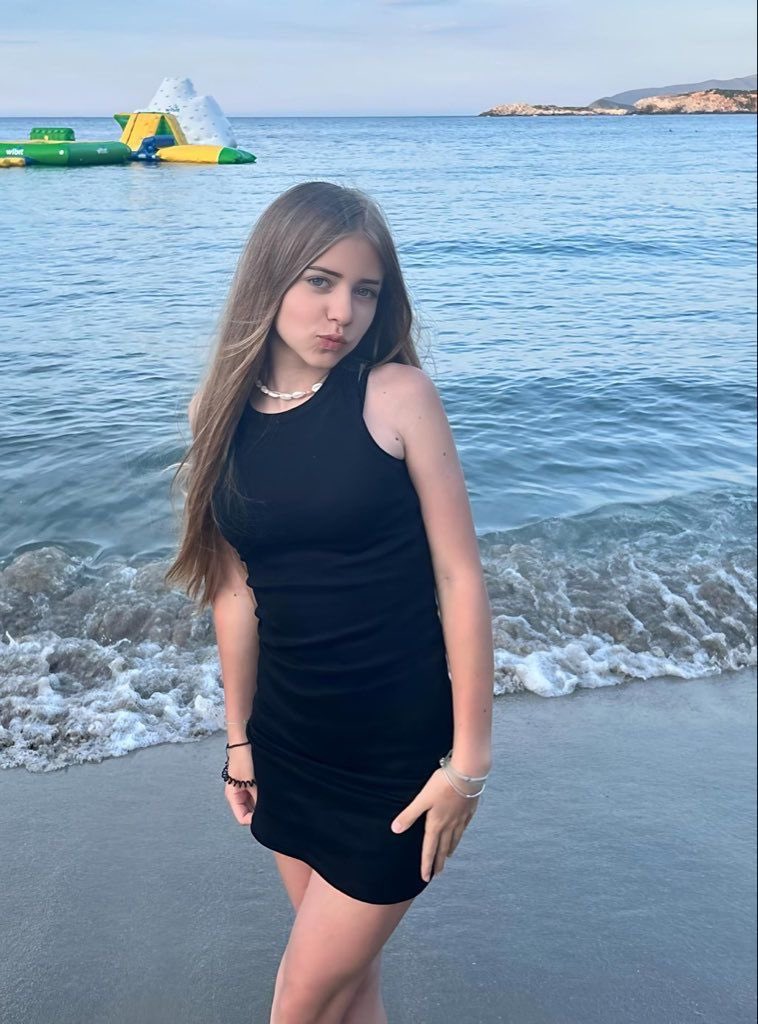 your_Daasha's tweet photo. I like older men but they don’t like me back🥺 https://t.co/CVK2GSI0JZ
