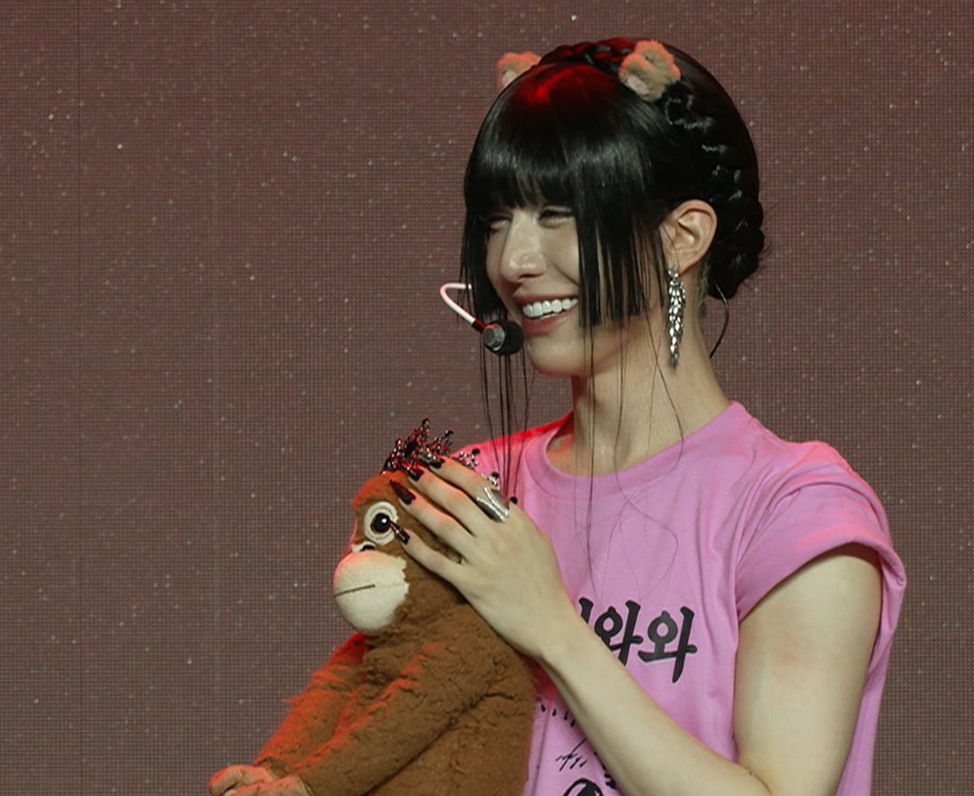 userxlov's tweet photo. they even gave the crown to the emotional support hyun replacement plushie 😭 https://t.co/nXPOLjeRHC