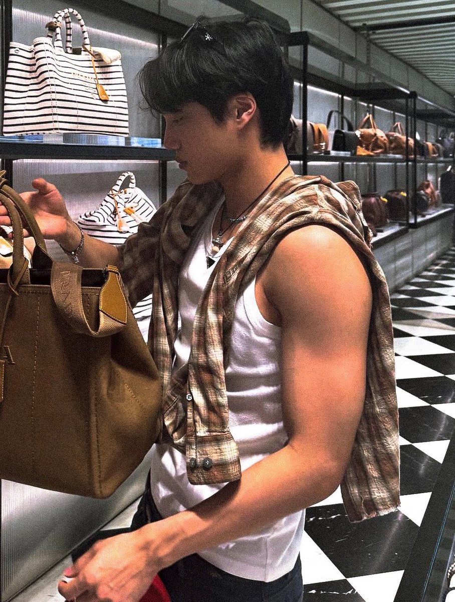 jonginstime's tweet photo. a date with bearman🧸🛍️ https://t.co/q7fyTAApgb