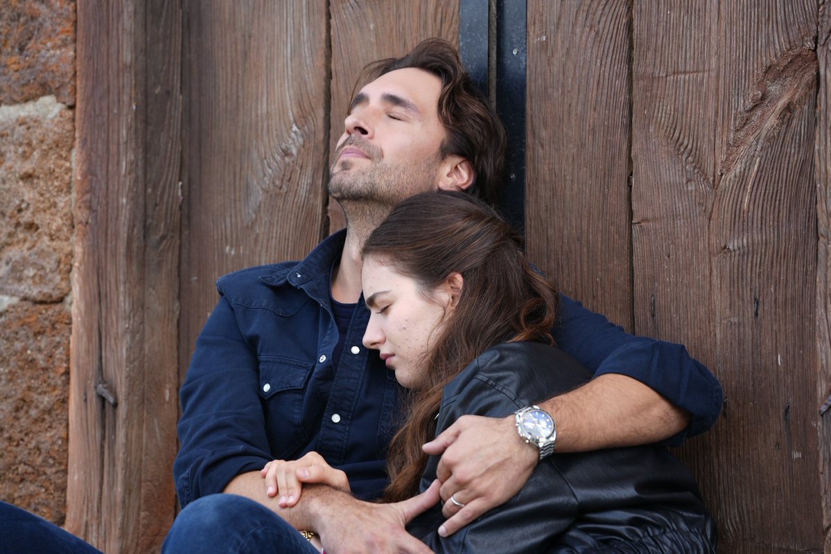 TvDunyasii's tweet photo. #TaşacakBuDeniz 36. Bölüm Özeti ve Kareleri:

Yirmi yıldır yaşadığı her acıyı derinliklerine gömen Esme, tam da dağını ve ışığını bulmuşken, ailesine kavuşmuşken, celladının zindanından kurtulmasıyla tükenir. Ertelediği bütün travmalar su yüzüne çıkar, Esme depresyonun içine savrulur. Dağ çaresizdir, deniz çekilmiştir. 

Oruç’un uçurumdan atılması herkesin yüreğine ateş düşürürken, suçun gölgesi Adil Koçari’nin üzerine çöker. Timur’un kurduğu tuzak, Adil’i işlemediği bir suç yüzünden mâhkum etmek üzeredir.

Eleni, sevdiği adamın ardından şimdi babasını kaybetmenin eşiğindedir. Cengiz, Eleni’nin en zor anında yanında olur. Ama Oruç’un yokluğunda bile Eleni’nin kalbinde onunla savaşmak zorundadır.

Oruç’u kaybedince deliren İso, ortalığı birbirine katıp fırtınalar koparırken Fadime onun acısına ortak olur. Birbirlerinin yaralarını en iyi bilen bu iki düşman sevdalı, şimdi aynı acının iki yakasında buluşur.