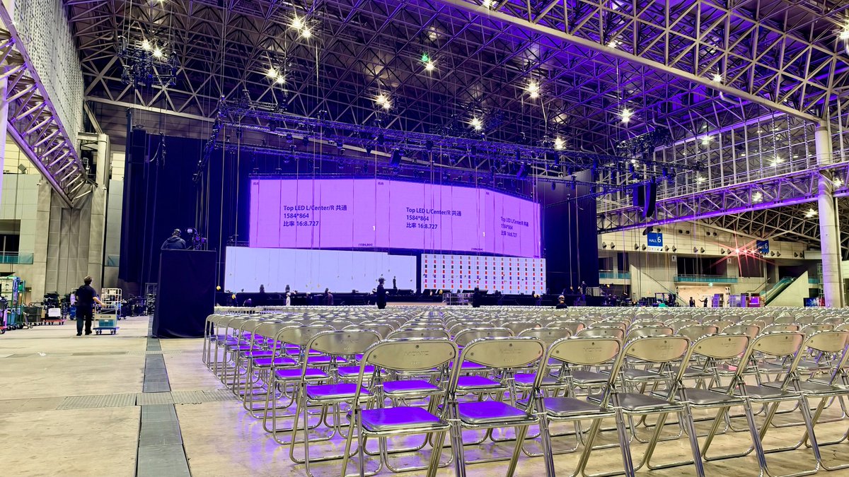 FF_XIV_JP's tweet photo. 【 #FFXIVFanFest in 東京 】
／
開催まであと３日🙌
＼

いよいよ会場設営がスタート🏗️
少しずつファンフェス仕様になってきてますっ✨

🌐https://t.co/P2I7clQKQ7 #FF14 https://t.co/uHrfsWOlOw