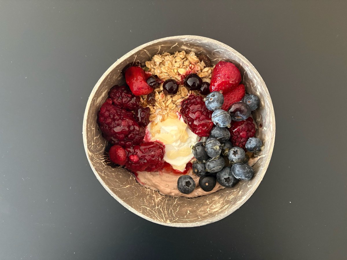 cinnamonrising's tweet photo. good morning edtwt 🐇
overnight chocolate protein chia pudding with greek yog, granola, berries &amp; honey!!
335cals, 27g protein 🍵🌿 https://t.co/y96ZbZpbSY