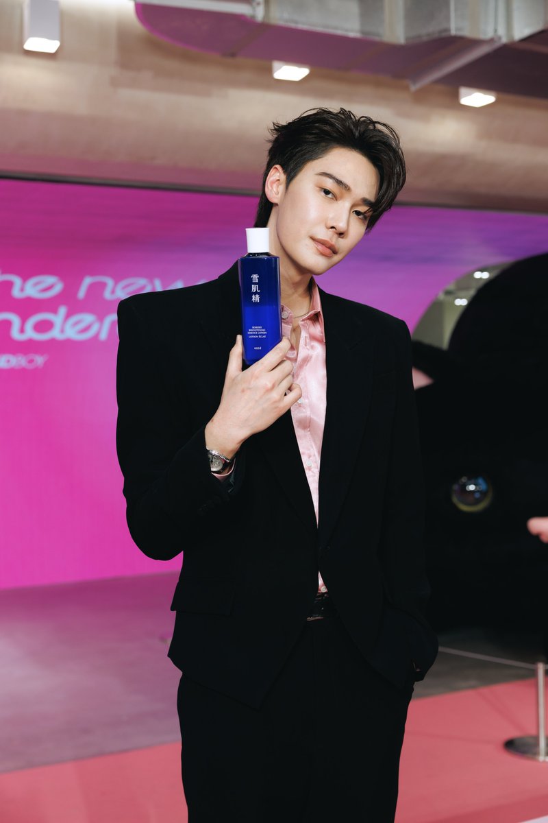 KoseThailand's tweet photo. KOSÉ SEKKISEI ขอร่วมยินดีกับโฉมใหม่ของ EVEANDBOY The Underground Siam Square One Eveandboy @EVEANDBOY  พร้อมโมเมนต์สุดคูลจาก ดิว จิรวรรตน์ @dew_jsu 

พร้อมไอเทมดูแลผิวไบรท์ SEKKISEI Brightening Essence Lotion #น้ำตบผิวไบรท์ ที่ช่วยเติมความชุ่มชื้น ให้ผิวดูกระจ่างใสในทุกว���น 📷

#SEKKISEIXDEW #dew_jsu #ebsekkisei
#eveandboy #EVEANDBOYTheUndergroundSiamSquareOne