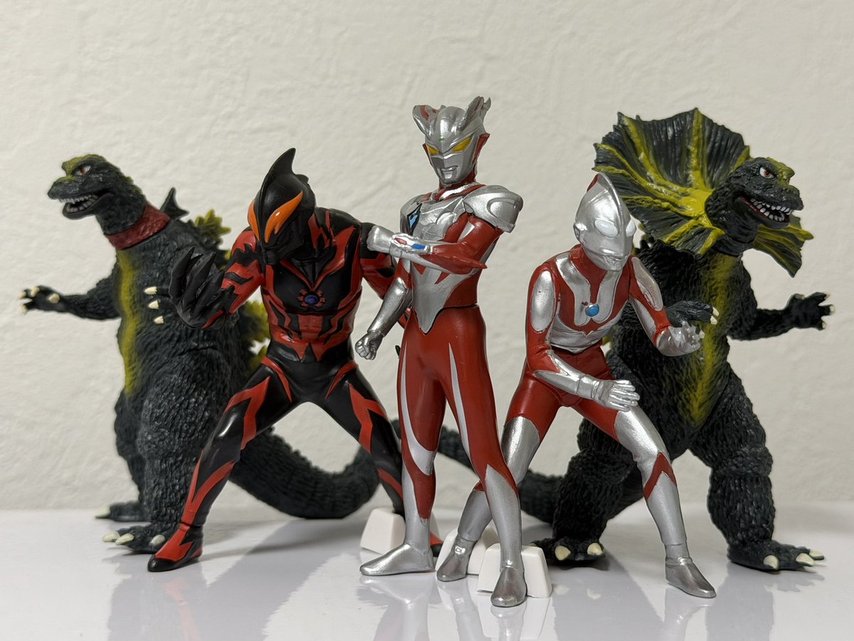 ultrive_zzz's tweet photo. HGウルトラマン 60周年記念弾。

最新のゼロコスモライズに加えて、初代、ベリアルにジラースと久々に王道なラインナップ！！

ベリアルは���弾と似たポーズだけど上半身のボリュームがアップで更にかっこいい！！
逆にジラースはさらにスマートに。襟巻き取り外しのコンパチ仕様も嬉しい。 https://t.co/5yf2Riaqpm