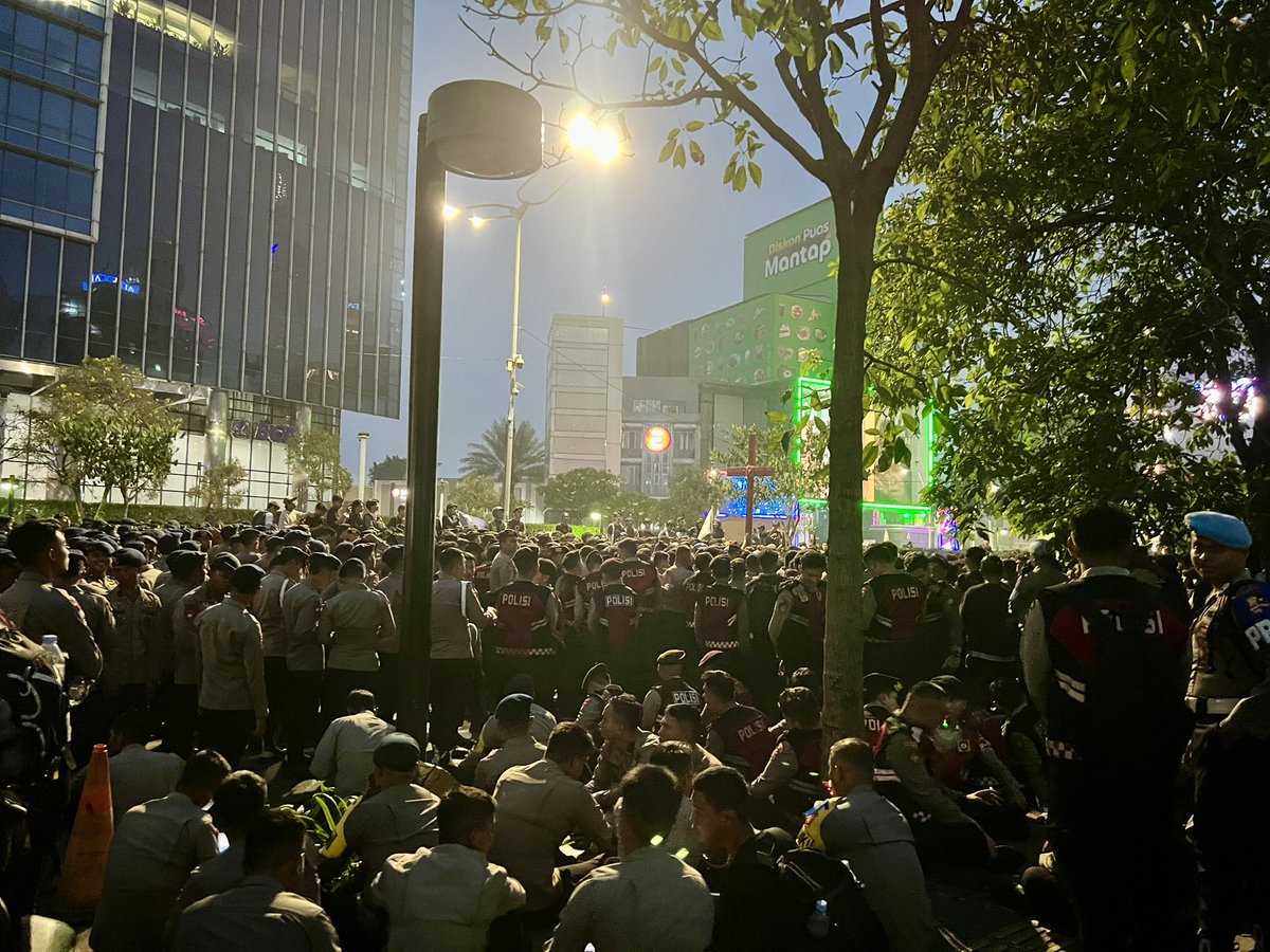 zukiyaaki's tweet photo. 18:05 teman-teman mahasiswa depan UOB Plaza mulai membubarkan diri dengan TERTIB. Coba liat ada berapa banyak aparat gabut yang dibayar pajak rakyat itu #INDONESIASADAR https://t.co/JcsIKjuJGy
