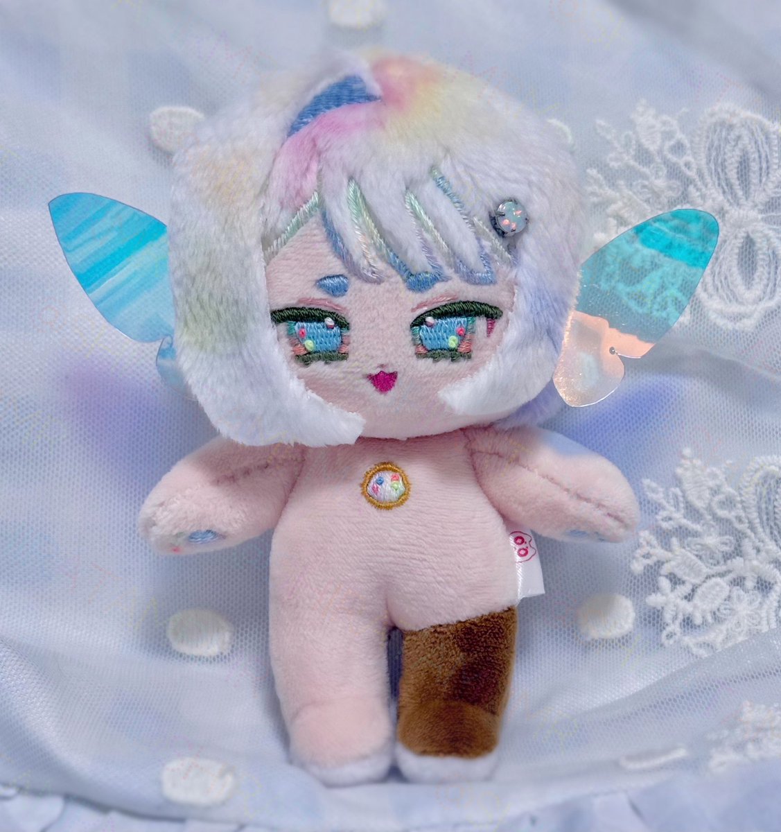 shiratamrmr's tweet photo. 完成しました！オパールの子です🤍🧚
ウッドオパールをイメージしています。神秘的な輝きと成り立ちを幻想的な色合いで表現しました。
遊色をイメージした髪がチャームポイントです🫶
あなたに幸運を約束します💎
#自作ぬい https://t.co/fao6KIKw7X