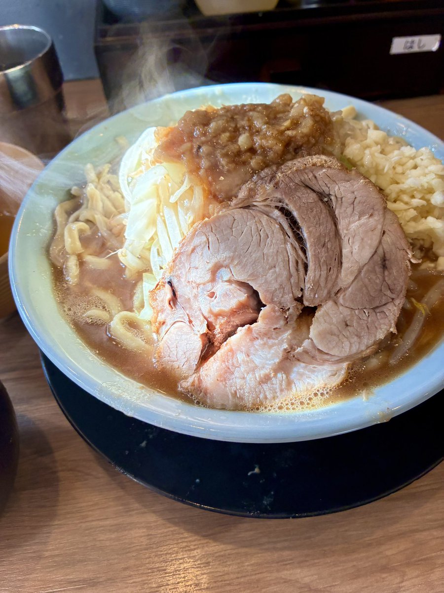 keijiisan's tweet photo. 【ラーメン好きじゃない人がハマるまで12日目】
📍 俺の生きる道 上野店（御徒町）
🍜 ラーメン ニンニク普通

二郎系ラーメン。券売機で麺の量やトッピングが終了するので難しくないよー。

【本日のハマり度】
35 / 100%
【一言】
夜になってもお腹いっぱい！ https://t.co/FT5sHM7sX4
