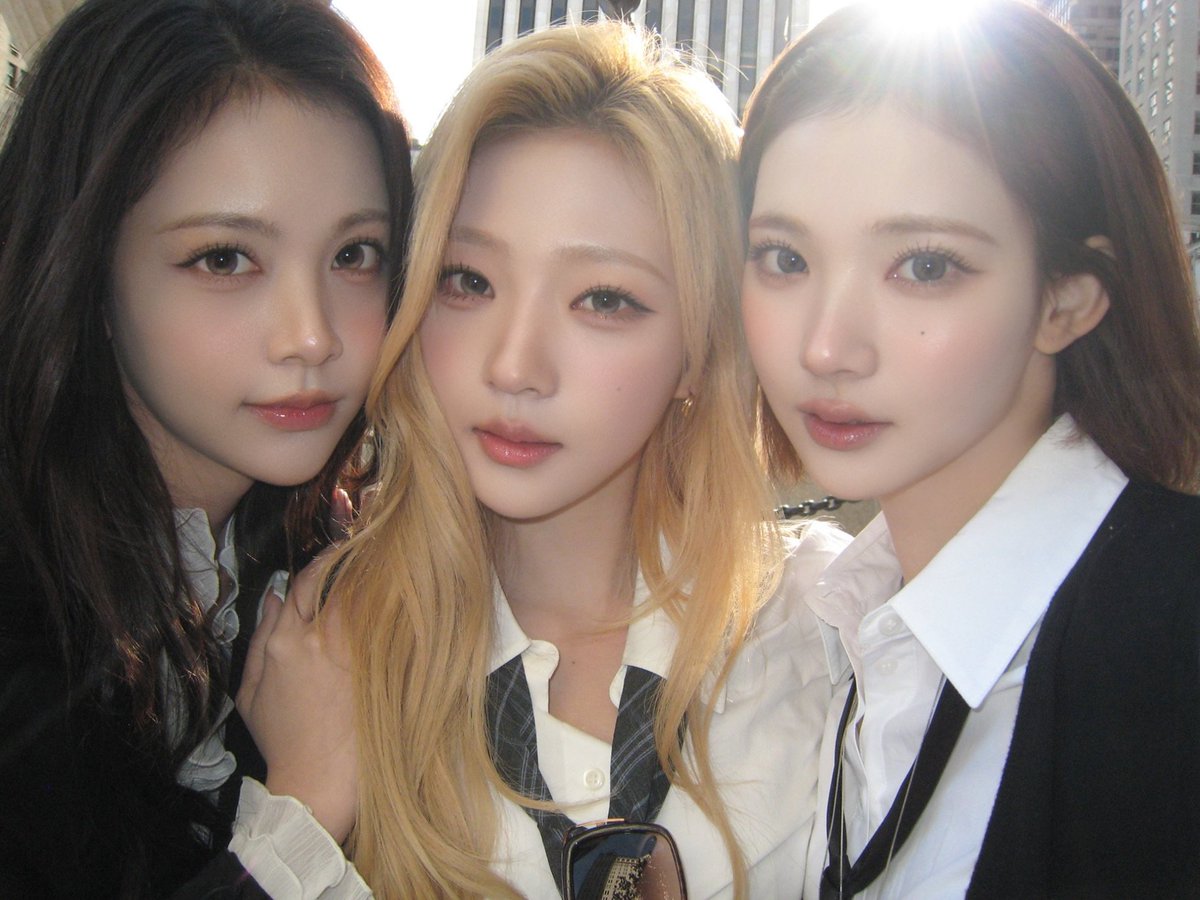 H2H_INA's tweet photo. 261028 Hearts2Hearts instagram update - CARMEN, STELLA, JIWOO 🌴🧁🍓

#Hearts2Hearts #하츠투하츠 #H2H https://t.co/LQH8pyoPys