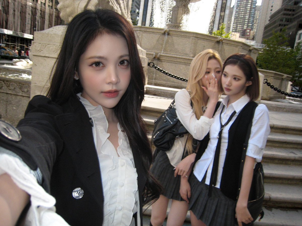 fromjij1's tweet photo. Georgina                         Serena    Blair https://t.co/HYm3o4EBvP