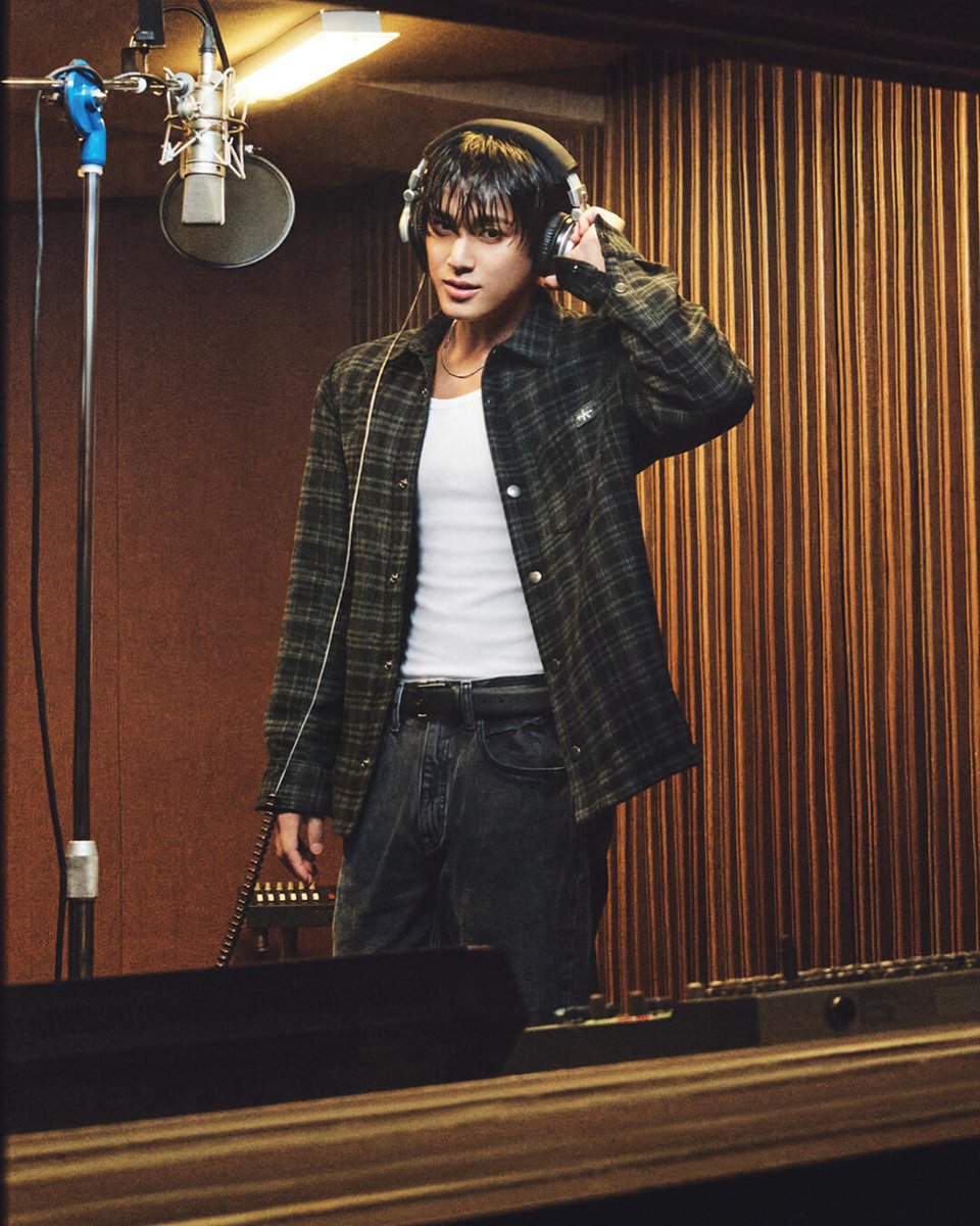 CalvinKlein__JP's tweet photo. MINGYU／ミンギュと、スタジオにて。

ヴィンテージから着想を得たアイテムと、リラックスしたデニム。

自由になれる、デニムを選んで。

▼新着デニムラインナップはこちら
https://t.co/L21jbEKsTo https://t.co/Ru39i5n8vf