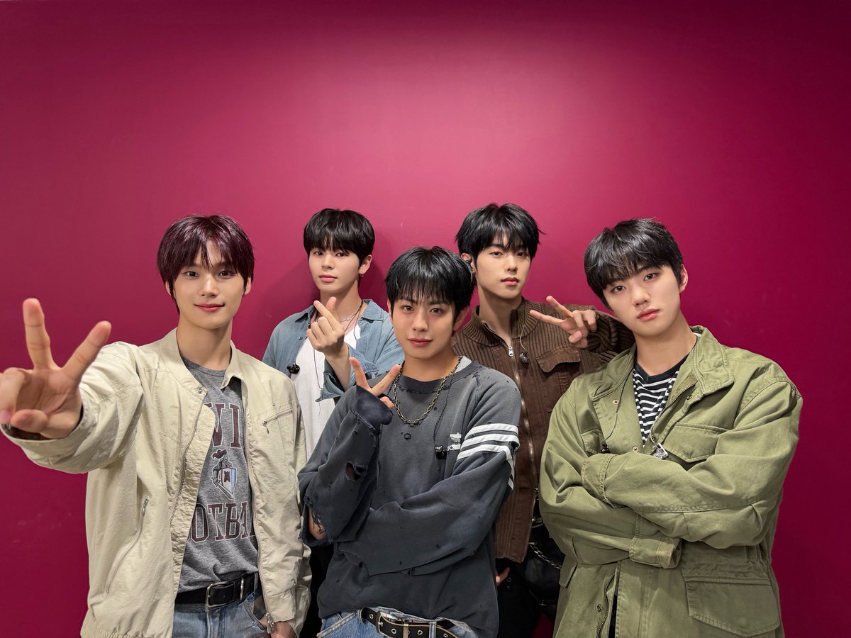 springlight0401's tweet photo. @EVNNE_official [📸]
261028
#itsLive
 
.𖥔 ݁ ˖ ✦ ‧₊˚ ⋅.𖥔 ݁ ˖ ✦ ‧₊˚ ⋅
✨EVNNE appeared on #itsLive✨
.𖥔 ݁ ˖ ✦ ‧₊˚ ⋅.𖥔 ݁ ˖ ✦ ‧₊˚ ⋅
 
#EVNNE #이븐
#onournoise
#LOOK_AT_MA https://t.co/kURKslcHKV