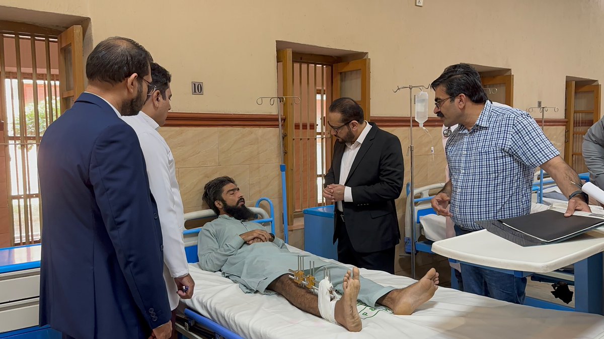 HP_GoP's tweet photo. صوبائی وزیر صحت و آبادی @Kh_ImranNazir کا کوٹ لکھپت جیل اسپتال لاہور کا دورہ، طبی سہولیات کا جائزہ لیا اور قیدی مریضوں سے خیریت دریافت کی۔ ڈیوٹی سے غیر حاضر ڈبلیو ایم او کے تبادلے کی ہدایت جاری کر دی۔

"نفرت جرم سے ہے، انسان سے نہیں۔ قیدی مریضوں کو معیاری اور بروقت طبی سہولیات کی فراہمی یقینی بنائی جائے۔"وزیر صحت و آبادی خواجہ عمران نذیر