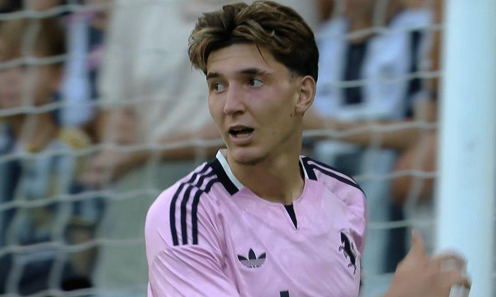 juvetoday's tweet photo. Prima chiamata per Arman #Durmisi contro il #Genoa! 🇦🇱⚪️⚫️
[@mirkonicolino]
#Juventus #Juve #FinoAllaFine #ForzaJuve #ForzaJuventus #ArmanDurmisi https://t.co/Gijy7G35nW