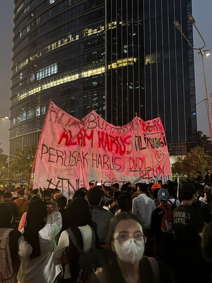 PocongGaib's tweet photo. beberapa massa aksi #demo sudah ada yang mulai membubarkan diri. Terimakasih Stay Safe semua nya

#INDONESIASADAR https://t.co/BsSFClptuT