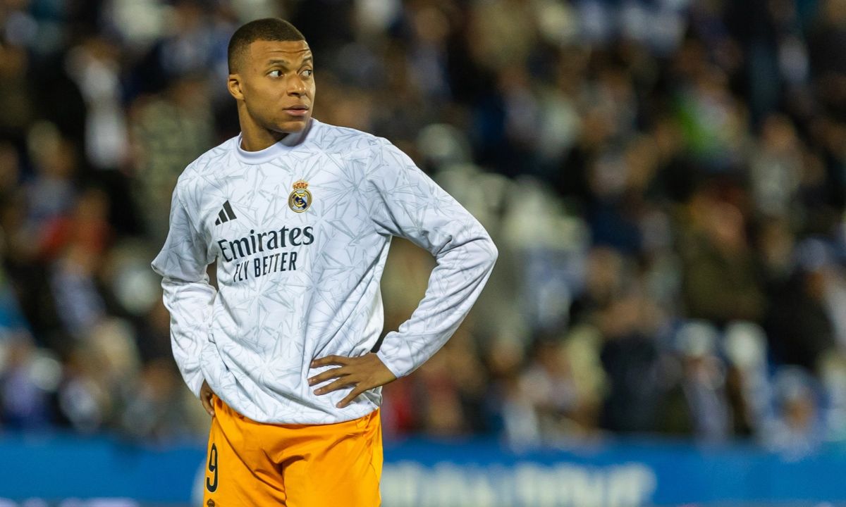 Mkt4eCommerce's tweet photo. ⚽️El futbolista Kylian #Mbappé se encuentra protagonizando, sin quererlo, una crisis de relaciones comerciales entre #China y el fútbol español

Marcas como Dongpeng Beverage o Mengniu han roto sus contratos con el delantero. Te lo contamos👇

🔗 https://t.co/bNYwgBKo6c https://t.co/OlYWWoiajg