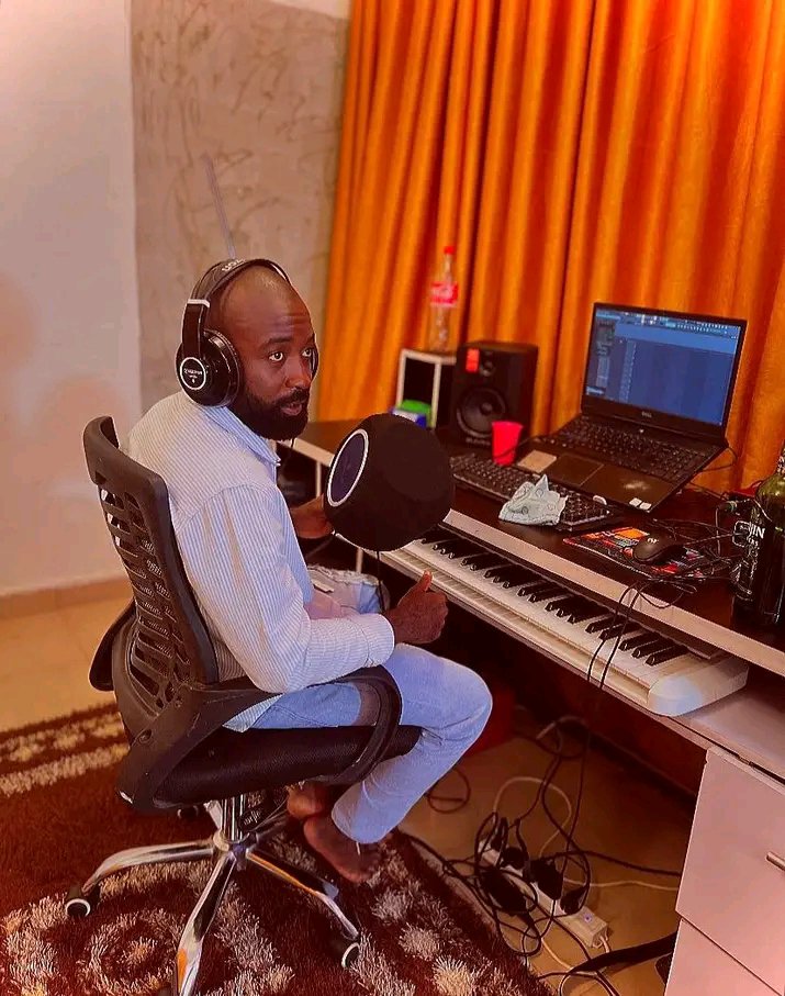 manlikejeezs's tweet photo. When I'm not being an Angry Nigerian. I work as an A&amp;R, turning artist thoughts and dreams to catalogs that can stand the test of time https://t.co/U8Rd2LpWK8