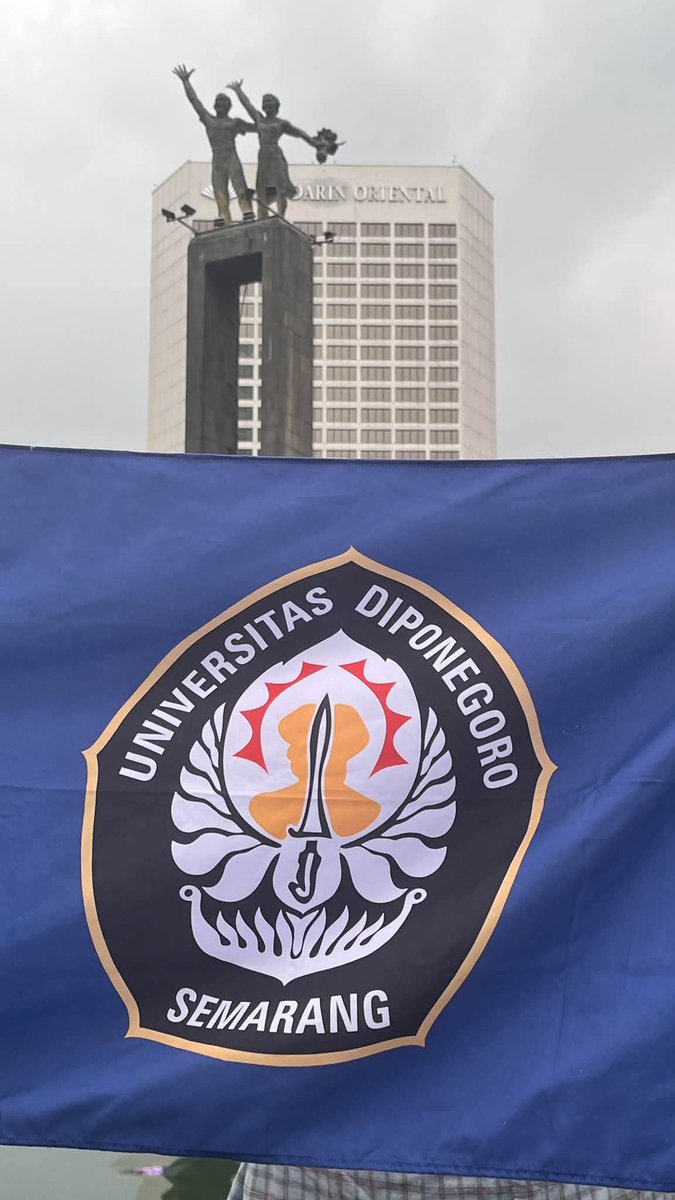 warmthreturns's tweet photo. Never seen Bundaran HI so beautiful in 3 years of me living in Jakarta. 'Selamat Datang', adek-adek mahasiswa dan semua buruh! https://t.co/KVlW3x8S11