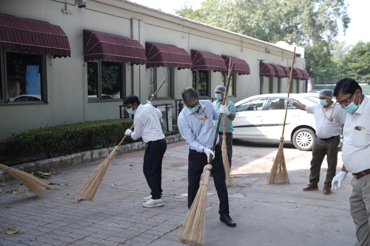 PIBDoNER's tweet photo. 🧹Officers &amp; staff of the Ministry of DoNER engaged in cleaning workstations, segregating waste and responsibly disposing of trash under #SpecialCampaign6.

A collective step towards #Swachhata and a well-organised workplace.

#SafaiMeinBhalai #CleanToCare #PIB_MDoNER https://t.co/4uqPycMUxh