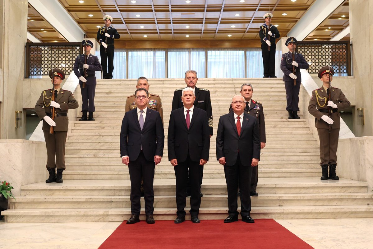 Defence_Turk's tweet photo. Karadeniz'in güvenliği için kritik toplantı

🇹🇷Millî Savunma Bakanı Yaşar Güler’in beraberinde Genelkurmay Başkanı Orgeneral Selçuk Bayraktaroğlu ile gittiği Sofya'da, Türkiye-🇧🇬Bulgaristan-🇷🇴Romanya Savunma Bakanları ve Genelkurmay Başkanları Toplantısı başladı. https://t.co/HcljYgGHa5