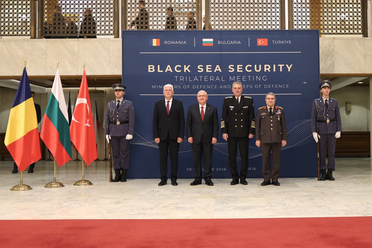 Defence_Turk's tweet photo. Karadeniz'in güvenliği için kritik toplantı

🇹🇷Millî Savunma Bakanı Yaşar Güler’in beraberinde Genelkurmay Başkanı Orgeneral Selçuk Bayraktaroğlu ile gittiği Sofya'da, Türkiye-🇧🇬Bulgaristan-🇷🇴Romanya Savunma Bakanları ve Genelkurmay Başkanları Toplantısı başladı. https://t.co/HcljYgGHa5