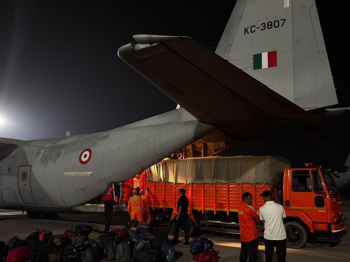 airnewsalerts's tweet photo. The Indian Air Force utilised two C-130J aircraft for airlifting 23 tonnes of NDRF relief supplies to Vijayawada. 

This will improve disaster preparedness and enable a timely response to manage the after-effects of Cyclone Arnab: Indian Air Force, @IAF_MCC https://t.co/IdWbVmtPV9