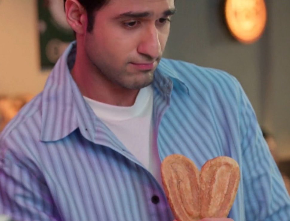 clarafiedd's tweet photo. Aarav is such a cutie! 😭💞

Not him holding that palmier and trying to look all cute and adorable just to make Preeti melt. 🤏🏻🤣💞

#ShayadYahiHaiPyaar  #Preerav https://t.co/4LvrgObxMs