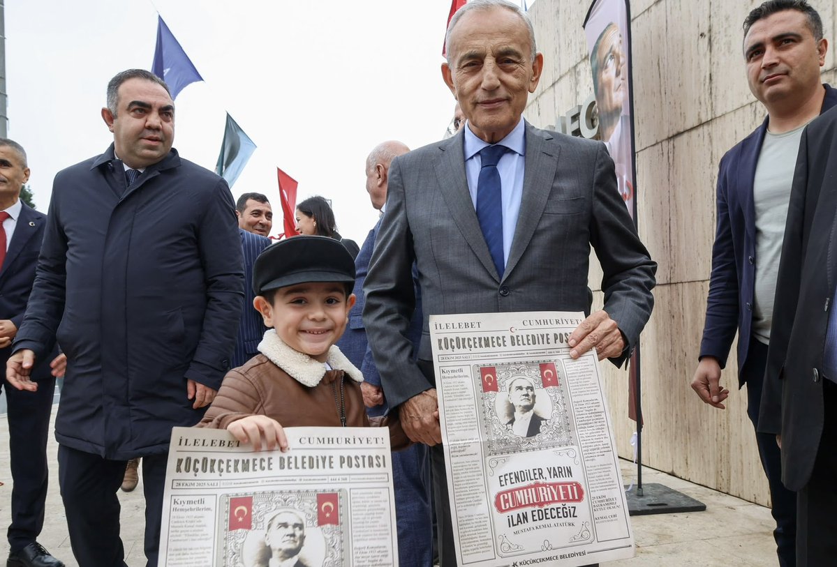 kemal_cebi34's tweet photo. “Benim naçiz vücudum bir gün elbet toprak olacaktır fakat Türkiye Cumhuriyeti ilelebet payidar kalacaktır.” 🇹🇷

Ulu Önderimiz Gazi Mustafa Kemal Atatürk başta olmak üzere vatanımız uğruna mücadele eden kahraman şehitlerimiz ve gazilerimizin anısına, Atatürk Anıtı'na çelenk bırakma törenimizi gerçekleştirdik.