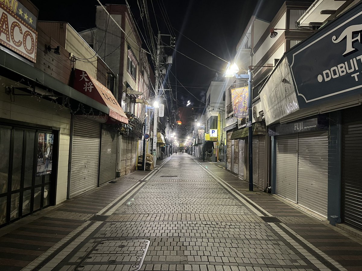 wringbeans's tweet photo. まだ暗い中の朝活ランで遠回りして横須賀の軍艦観ながらドブ板通りへ

旅先の街ランは楽しい♫

旅じゃないけど😆 https://t.co/9AS2oyE1Td