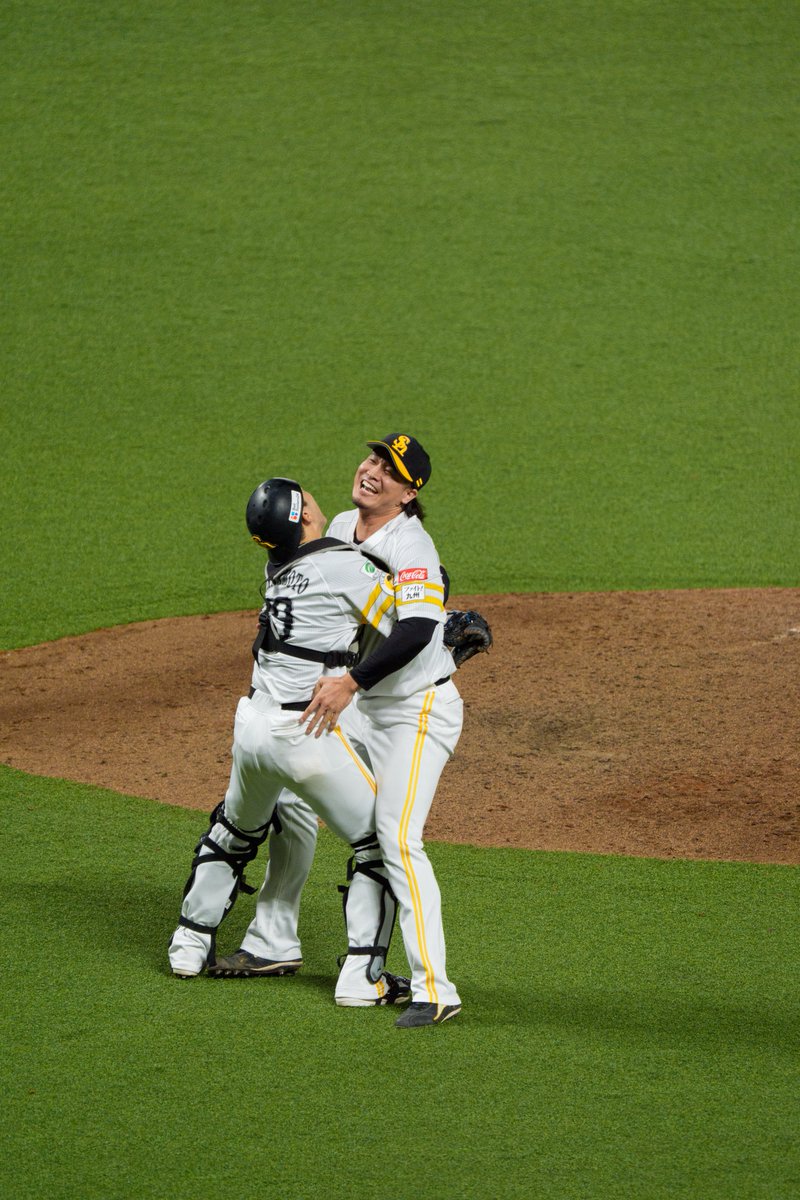 jei_hawks's tweet photo. 杉山がデカすぎて持ち上がってない。笑
祐大とのナイスバッテリーでした！！！
#SMBC日本シリーズ2026 #sbhawks #全身全霊で日本一へ #山本祐大　#杉山一樹 https://t.co/Z8y4cWmmr9