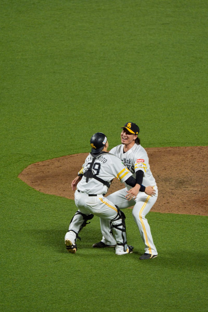 jei_hawks's tweet photo. 杉山がデカすぎて持ち上がってない。笑
祐大とのナイスバッテリーでした！！！
#SMBC日本シリーズ2026 #sbhawks #全身全霊で日本一へ #山本祐大　#杉山一樹 https://t.co/Z8y4cWmmr9