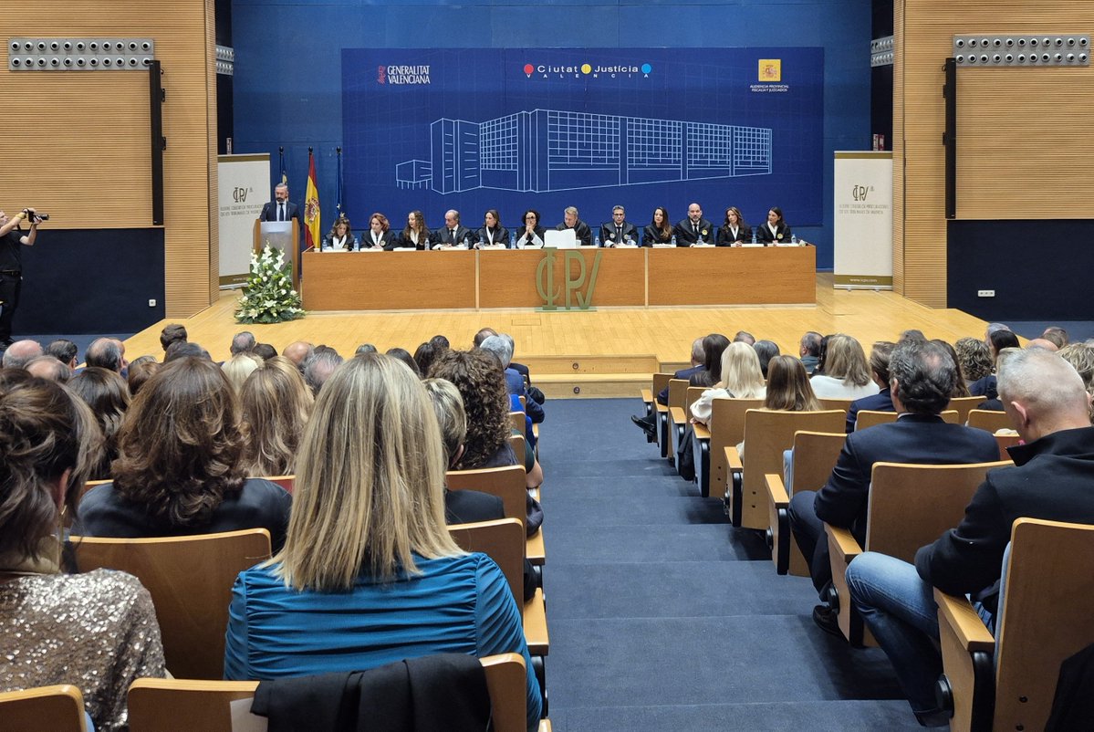 ColNotVal's tweet photo. La secretaria y la censora 3ª de la Junta Directiva del @ColNotVal , Eva Mª Peiró y Miryam Lacalle @eva_peiro , @Miryamlc , han acompañado al Ilustre Colegio de Procuradores de los Tribunales de Valencia en los actos con motivo de su 150 Aniversario, con la jura/promesa de sus nuevos colegiados y el reconocimiento a los procuradores que cumplen 25 y 50 años de ejercicio profesional, celebrado en la Ciudad de la Justicia de Valencia @TSJCV 
🤝Gracias a la decana de @ProcuraColegio , Begoña Molla Sanchis, por la invitación recibida y enhorabuena a tod@s.