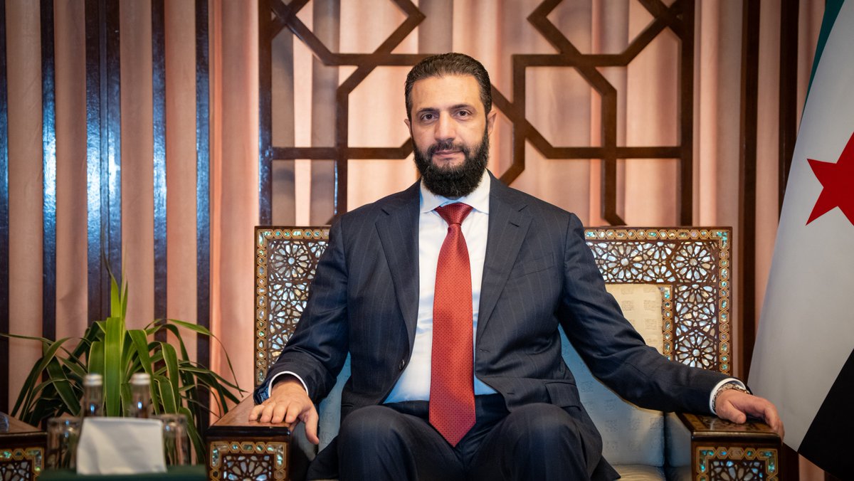 SyPresidency's tweet photo. السيد الرئيس أحمد الشرع يستقبل رئيس مجلس الوز��اء في جمهورية العراق السيد علي الزيدي في مطار دمشق الدولي.

#رئاسة_الجمهورية_العربية_السورية https://t.co/Ml6zt84pYa