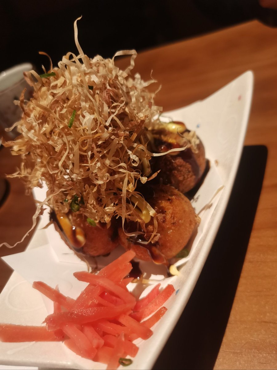 Amjb4z's tweet photo. たこ焼き屋「モー俺、このソースが最高すぎる！」（章鱼烧店的「么澳俺，这个酱料绝了！」）， https://t.co/Y58OQkxWHM
