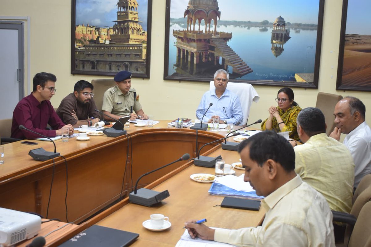 DmJaisalmer's tweet photo. भयमुक्त, निष्पक्ष एवं पारदर्शी मतदान के लिए सभी व्यवस्थाएं चाक-चौबंद रखें - राज्य निर्वाचन आयुक्त
चतुर्थ चरण के निर्वाचन की तैयारियों की समीक्षा कर अधिकारियों को दिए आवश्यक दिशा-निर्देश
@DIPRRajasthan
@RajCMO
@RajGovOfficial
#DIPRRajasthan 
#2साल_नव_उत्थान_नया_राजस्थान https://t.co/eZqqZGXOHZ