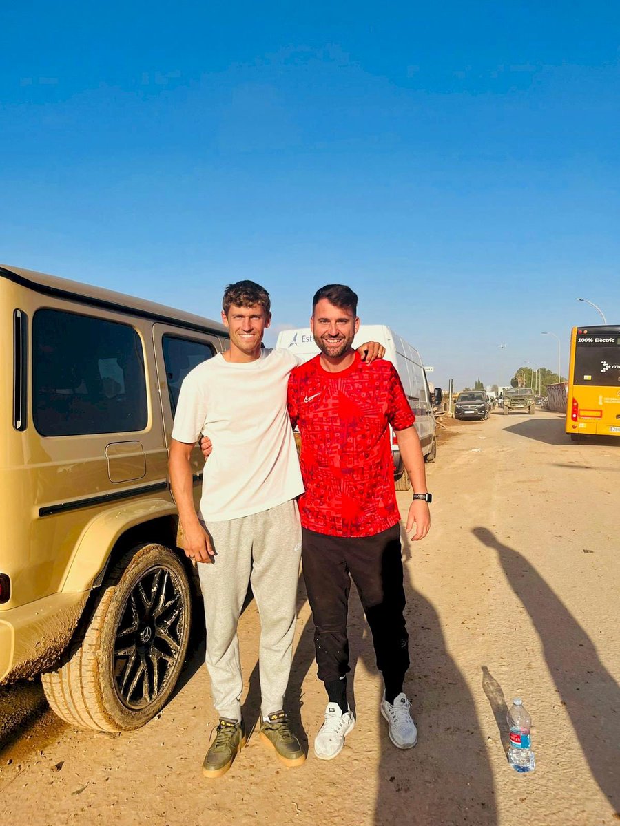 AtletiOnTop's tweet photo. Para todos los que dicen que Marcos Llorente en vez de opinar que vaya a ayudar:
Llorente se gastó más de 180.000€ en 400 hidrolimpiadores y las llevó el mismo a Valencia.
Sin ninguna obligación de hacerlo cogió una pala y unas botas y se fue a quitar barro. https://t.co/42XF1XCKVq