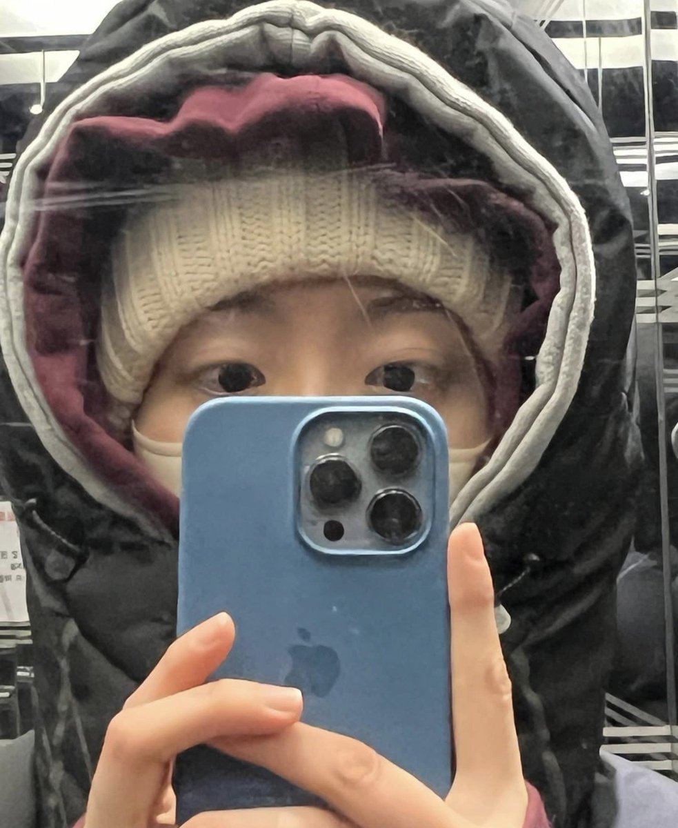 galaxy_0620___'s tweet photo. 내떨수
사귀는 달연수
아침마다 연수가 출근할 때 사진 찍어서 보내주는데 사진이 이렇게 오니까 달이 불퉁해져서 이렇게 카톡함
ㄴ얼굴이 보이게 찍어야지
ㄴ눈 보이잖아
ㄴ눈코입이 다 나오게 다시 찍어줘
ㄴ싫어용 https://t.co/YvA2bQUU1Q