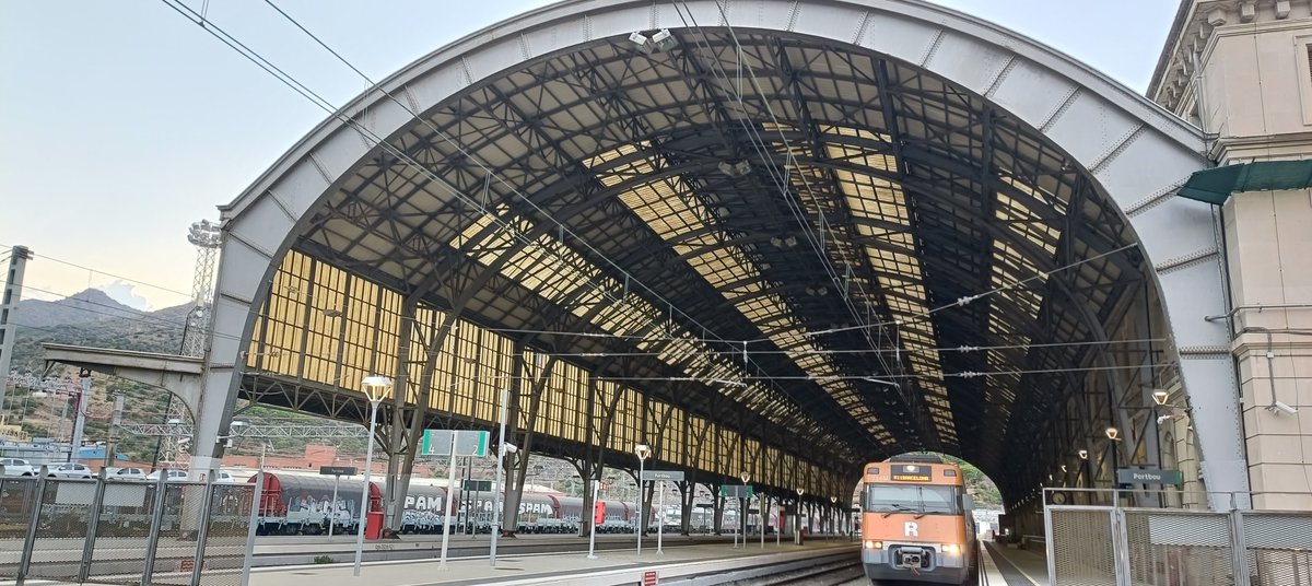 Metatron19's tweet photo. 🔴 ⭐ ♾️ ;- K21🟢)) En vista de esta tragedia ferroviaria del choque de dos trenes en la provincia de Toledo K..ha causado al menos 68 muertos y más de 100 heridos, muchos de ellos graves, me viene a la cabeza que  el único senador de @JuntsxCatMadrid por #Girona, y portavoz de la Comisión de Transportes y Movilidad Sostenible Sr.@joanbague ,había pedido reiteradas veces que @Adif_es y el ministro @oscar_puente_ instalaran y ejecutarán el Sistema ERTMS nivel 2 ,en la línea ferroviaria Barcelona-Portbou, cosa que ni han pedido los diputados y senadores del PSC ni  la diputada de ERC , ni el alcalde de Porbou @gaelportbou que ahora se presenta para senador como cabeza de lista por el PSC y la @EtnaEF que se presenta también para senadora como cabeza de lista por #ERCPodemos.
En las elecciones del 29 N habrá que tener en cuenta K.. el único senador que ha pegado el "Callo" y  ha sudado su sueldo ha sido el Senador Joan Bagué‼️ 🔻⤵️