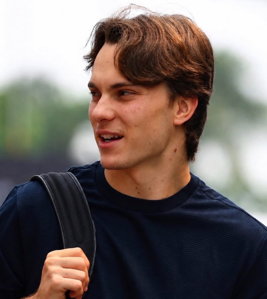 ateonepiastry's tweet photo. to whoever does oscar’s hair… we want this fluffy hair please, not the slicked up tintin hair 😭 https://t.co/6mnyHs2LHw