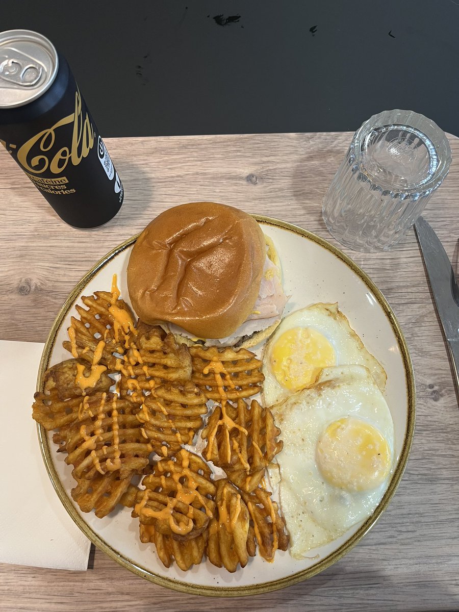 9otze's tweet photo. Bonsoir, non

y’a 600kcal en moyenne par repas là mdr, mais les experts en nutritions de twitter vous diront de pas compter vos kcal car c’est des TCA https://t.co/S6QflNdPiR