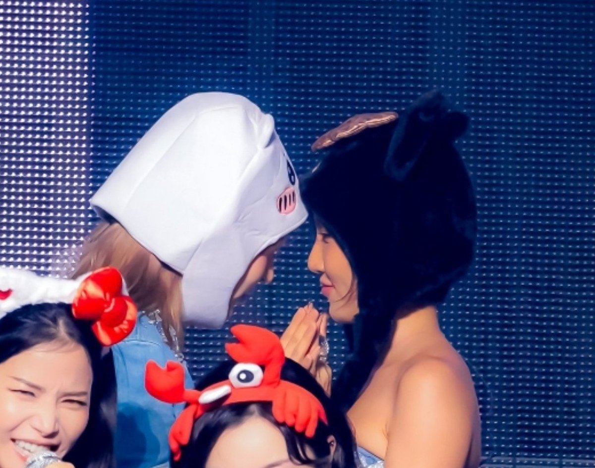 bouchraluvr's tweet photo. Hyejin... Nobody's taking moonbyul away 😭

I LOVE THEM 🥹💞 https://t.co/zfm0Sif6Y0