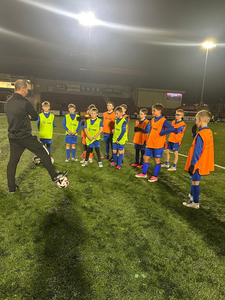 sfcwitc's tweet photo. 𝐍𝐞𝐭𝐰𝐨𝐫𝐤 𝐑𝐚𝐢𝐥 | 𝐖𝐞𝐞𝐤 𝟏

On Monday night, our 2015s kicked off a special 5-week railway campaign in partnership with Network Rail

Each week, the boys will learn an important message about the dangers of the railway and how to stay safe.

Week 1: Overhead Power Lines

Did you know that overhead power lines carry 25,000 volts of electricity and are never switched off? That's 100 times greater than the power supply in your house⚡️

It is a really important message for our boys to understand - always stay away from the railway lines and overhead power lines. 

A big thank you to Network Rail for helping us share these vital safety messages with our young players.

@NetworkRailSCOT 
@ScotFACentral 
@BrianLeishmanMP