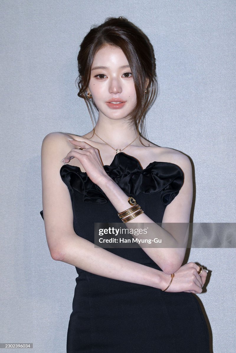 wonyiff's tweet photo. Wonyoung always knows how to pose to show off the jewelry perfectly https://t.co/6QoUq3Pf1s