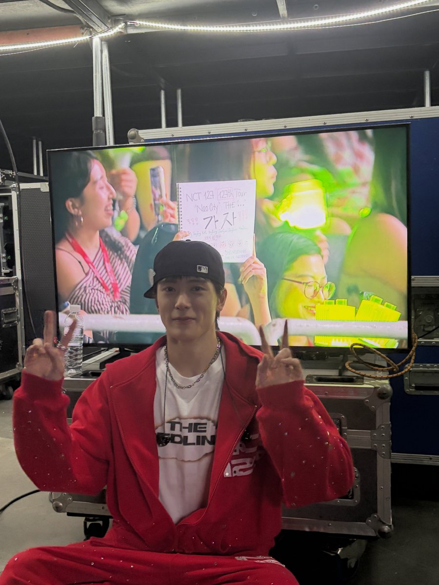aquariusjjh's tweet photo. 재현이 앵콜 대기하면서 항상 시즈니 보고 있는 거 너무 감동되...😭 https://t.co/HYHEMZL4BB