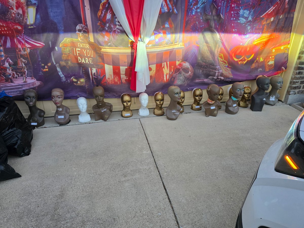 _After_Affect_'s tweet photo. Bro said "I've got a couple mannequin heads for your Halloween decorations".... MOTHER FUCKER THATS A WHOLE SQUAD WTF YOU MEAN A COUPLE https://t.co/oKE9CVowh8